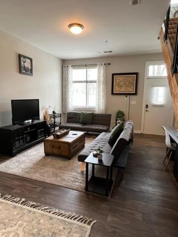 Uptown Gem Spacious With Parking-wifi-10 Min Walk To Spectrum Center Apartment